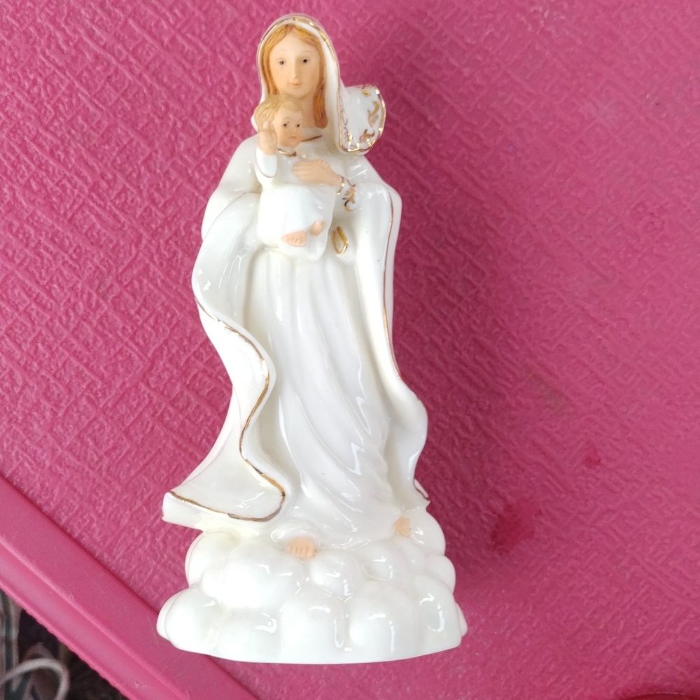 Virgin Mary in baby Jesus figurine